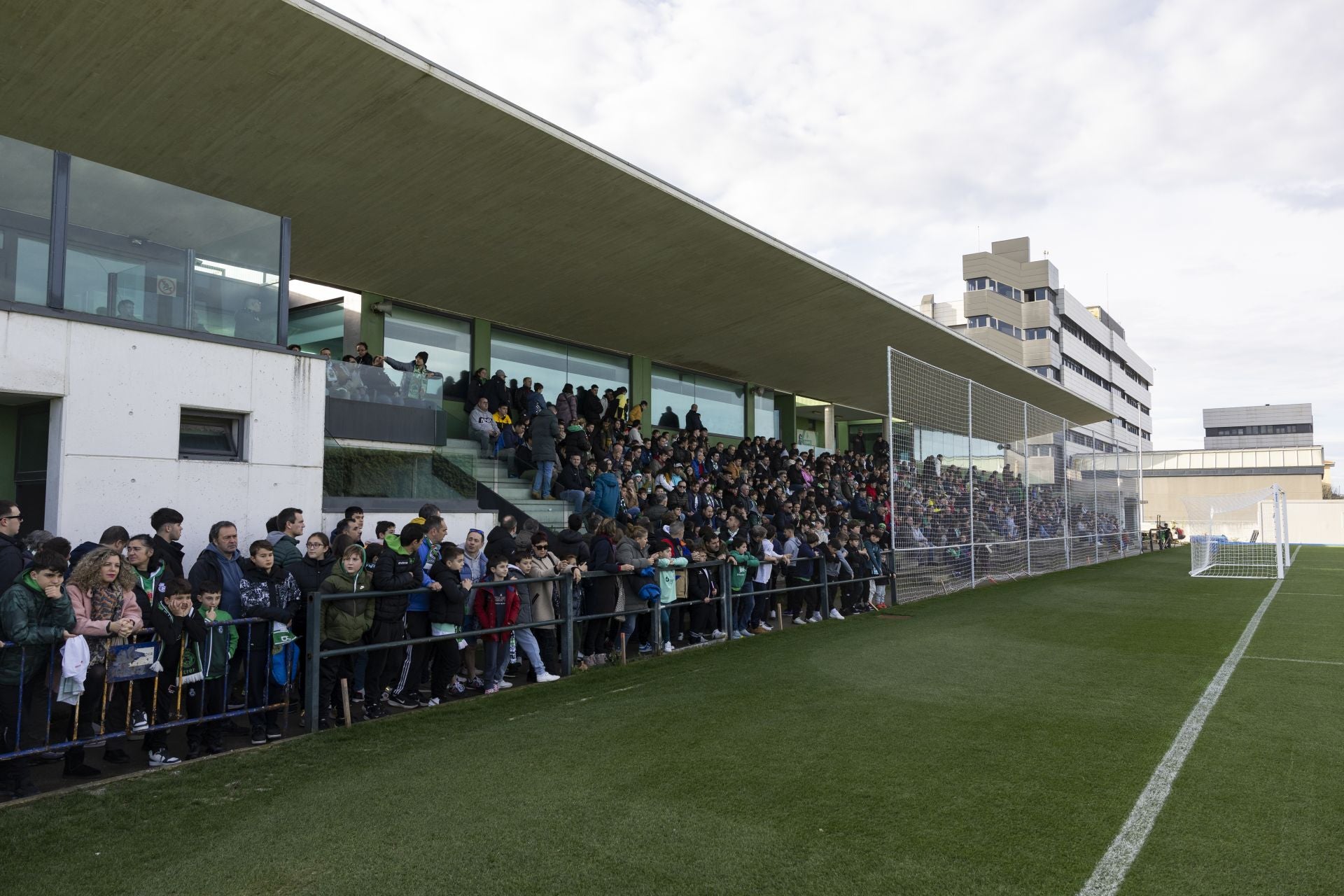 La grada del campo Santi Gutiérrez Calle se llenó en unos pocos minutos.