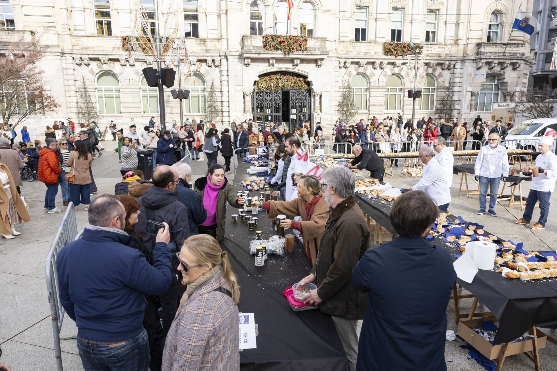 Concejales y voluntarios de la asociación de Cocineros y de la asociación de la Cabalgata repartieron el roscón y el chocolate.