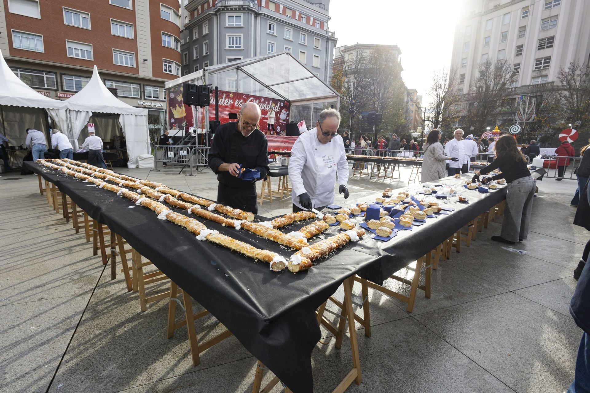 La asociación de Cocineros participó en el evento y sus miembros repartieron roscón y chocolate.