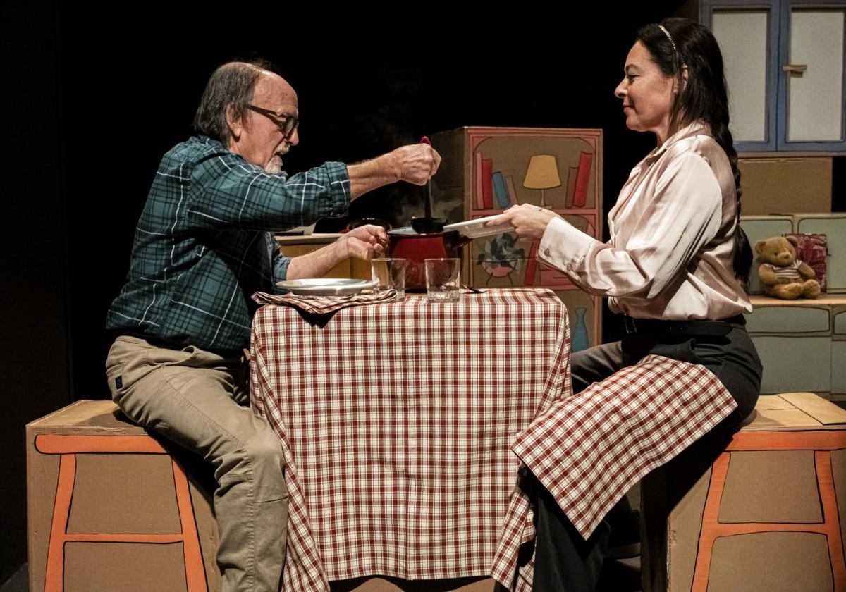 Fernando Madrazo y Patricia Cercas en una escena de la obra 'Seúl está muy lejos'.