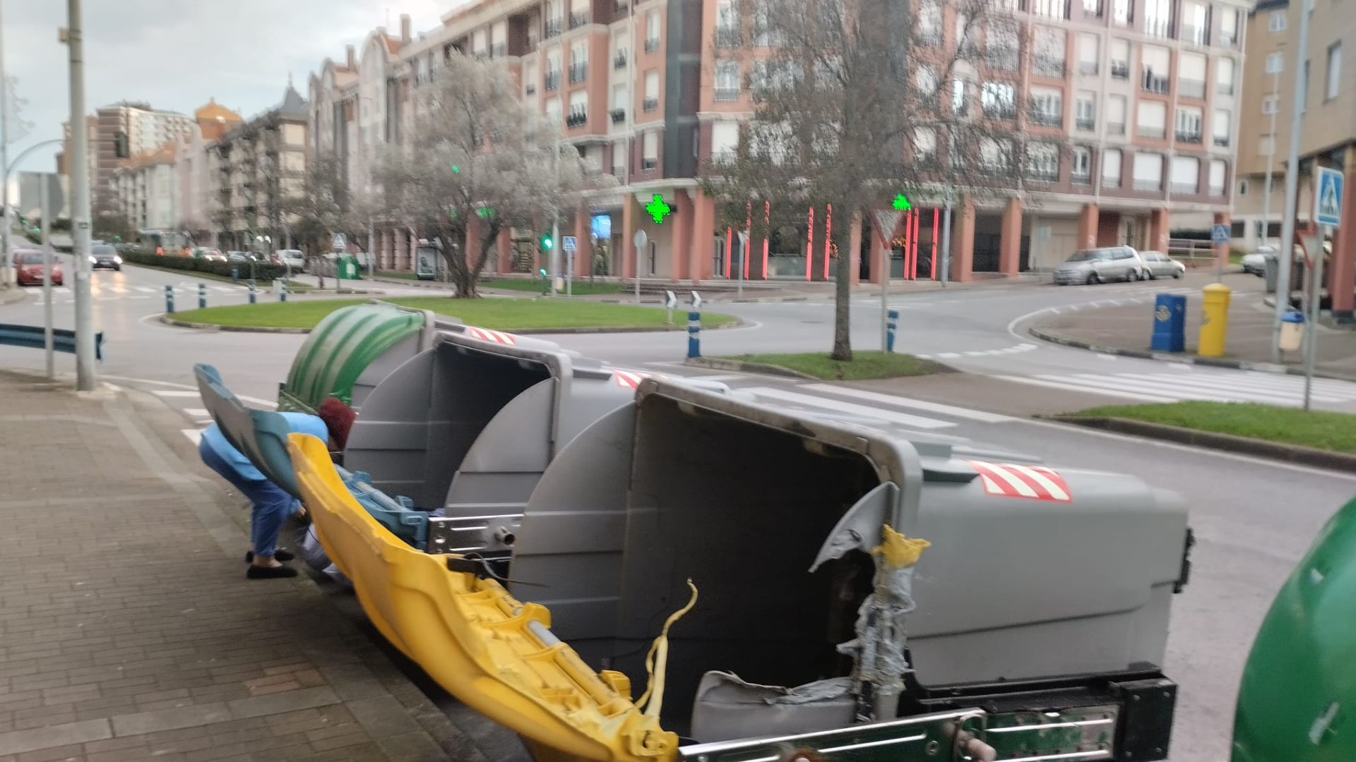 Contenedores derribados por el viento en la zona de El Alisal