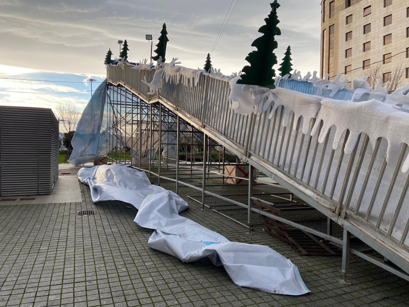 La lona del tobogán gigante instalado en los Jardines de Pereda acabó por los suelos