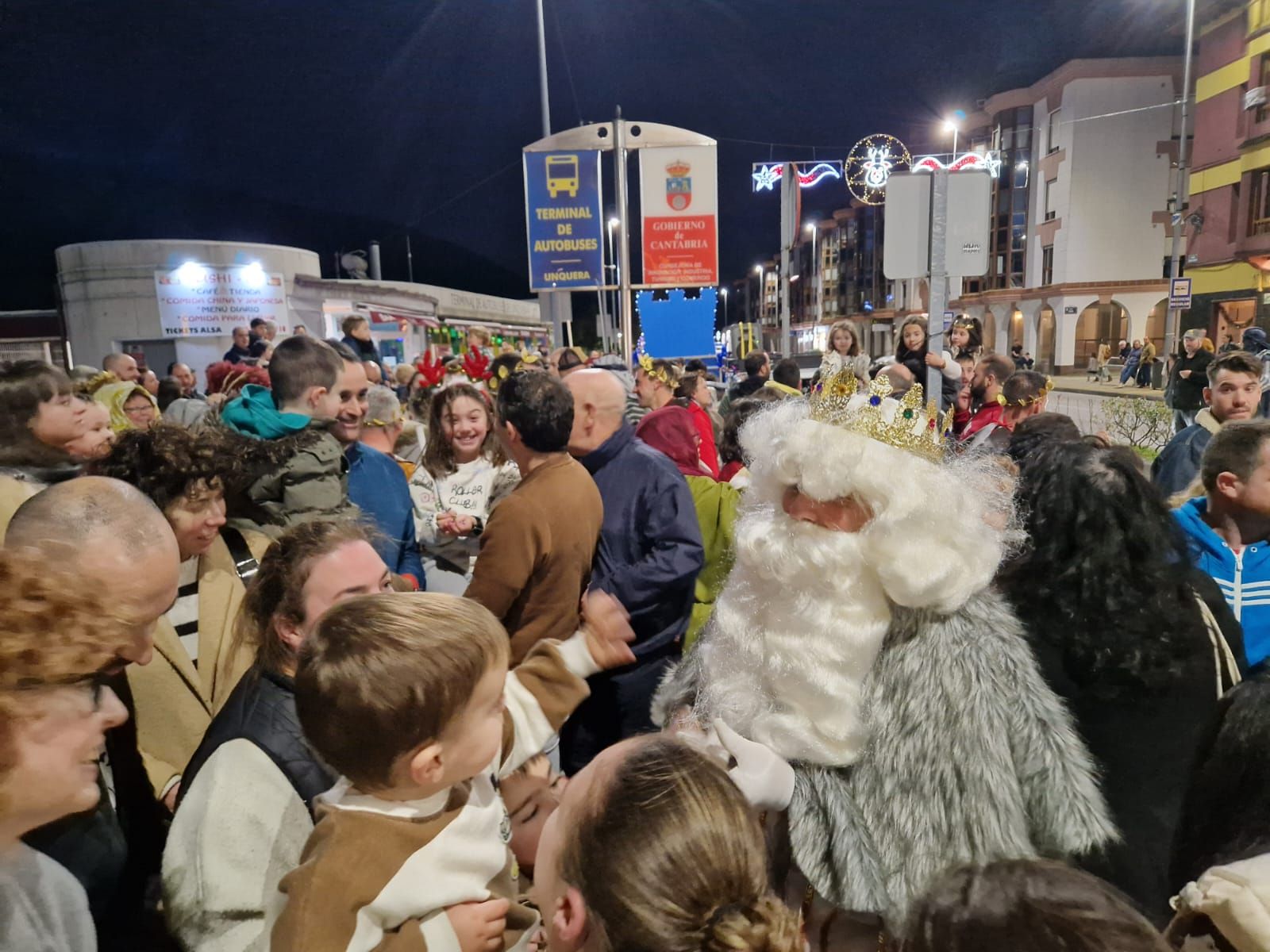 Los Reyes han repartido caramelos entre los niños antes de subir a sus carrozas en Unquera.