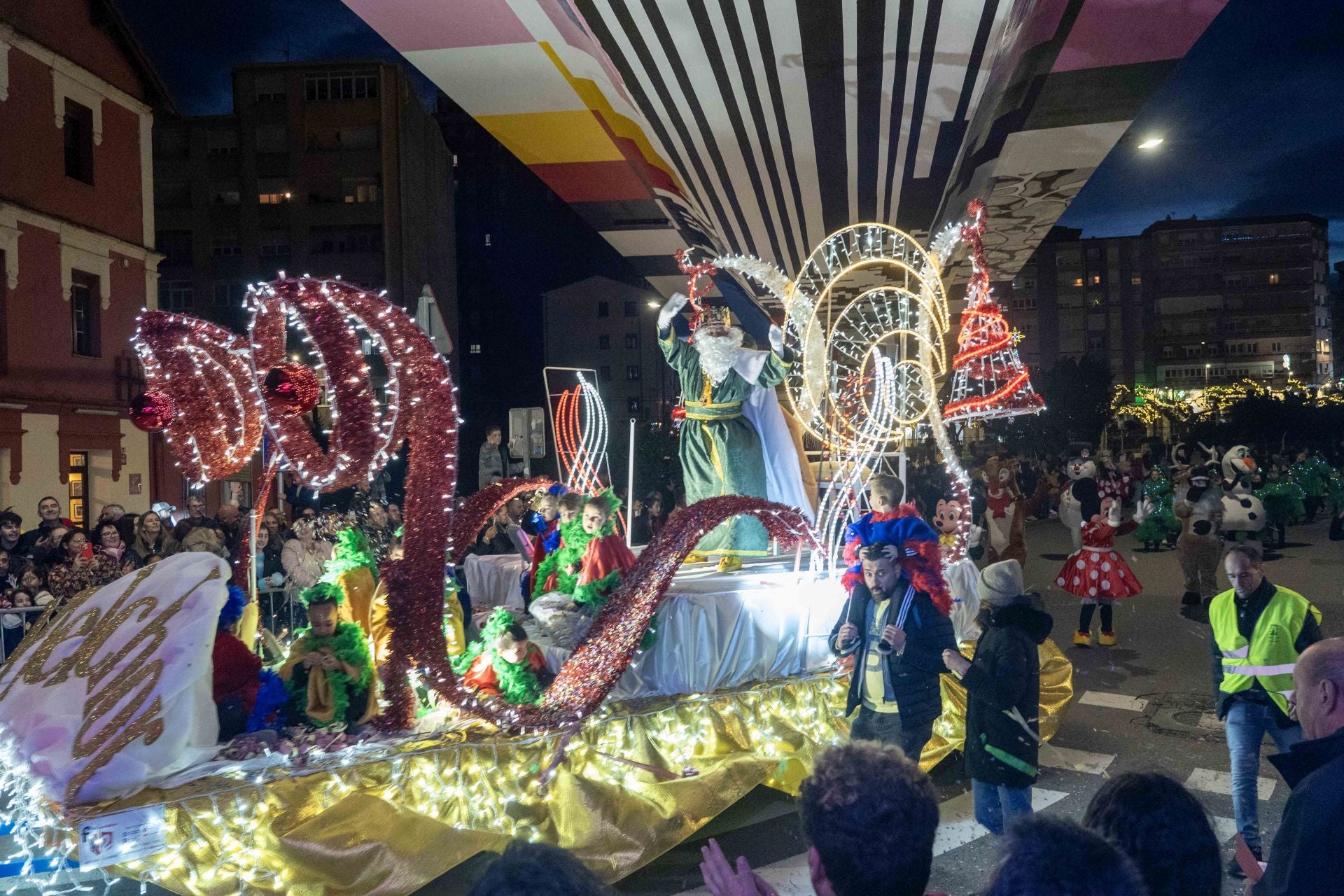 El Rey Melchor en su carroza durante el desfile de Camargo