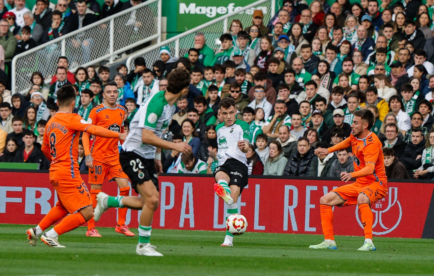 Íñigo Vicente filtra un balón en busca de la carrera de Pablo Rodríguez. 