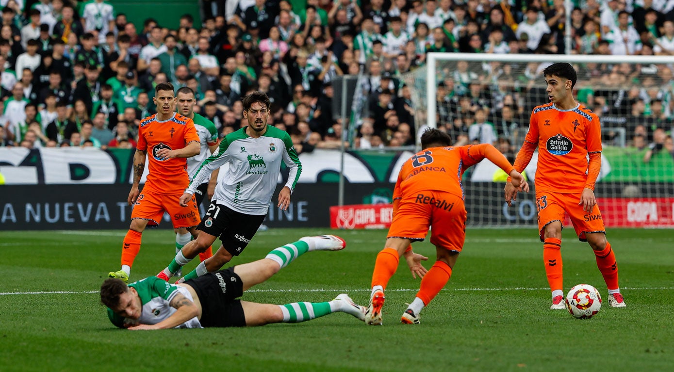 Íñigo Vicente cae al suelo ante Fran Beltrán. 