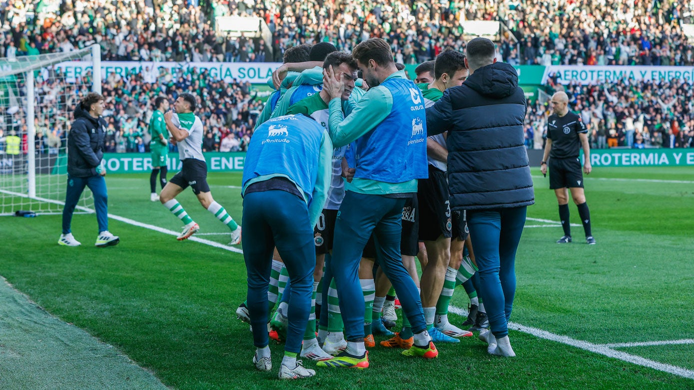 Los jugadores del Racing celebran el 2-1, obra de Javi Rodríguez en propia puerta. 