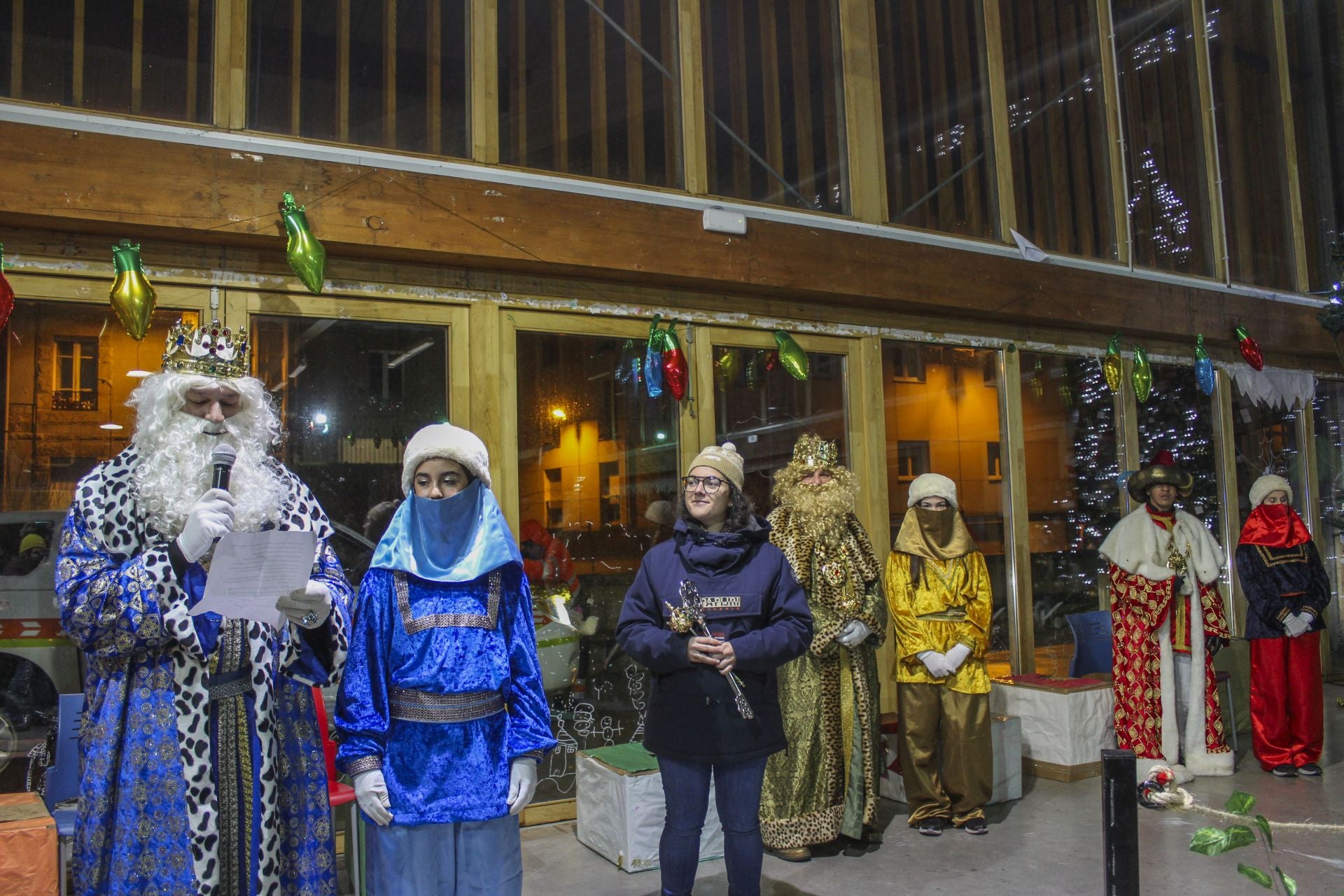 Debido al fuerte viento, Reinosa susoendio la cabalgata pero los Reyes Magos mantuvieron sus visitas al Hospital Tres Mares, la Residencia de Ancianos y el Centro de Mayores.