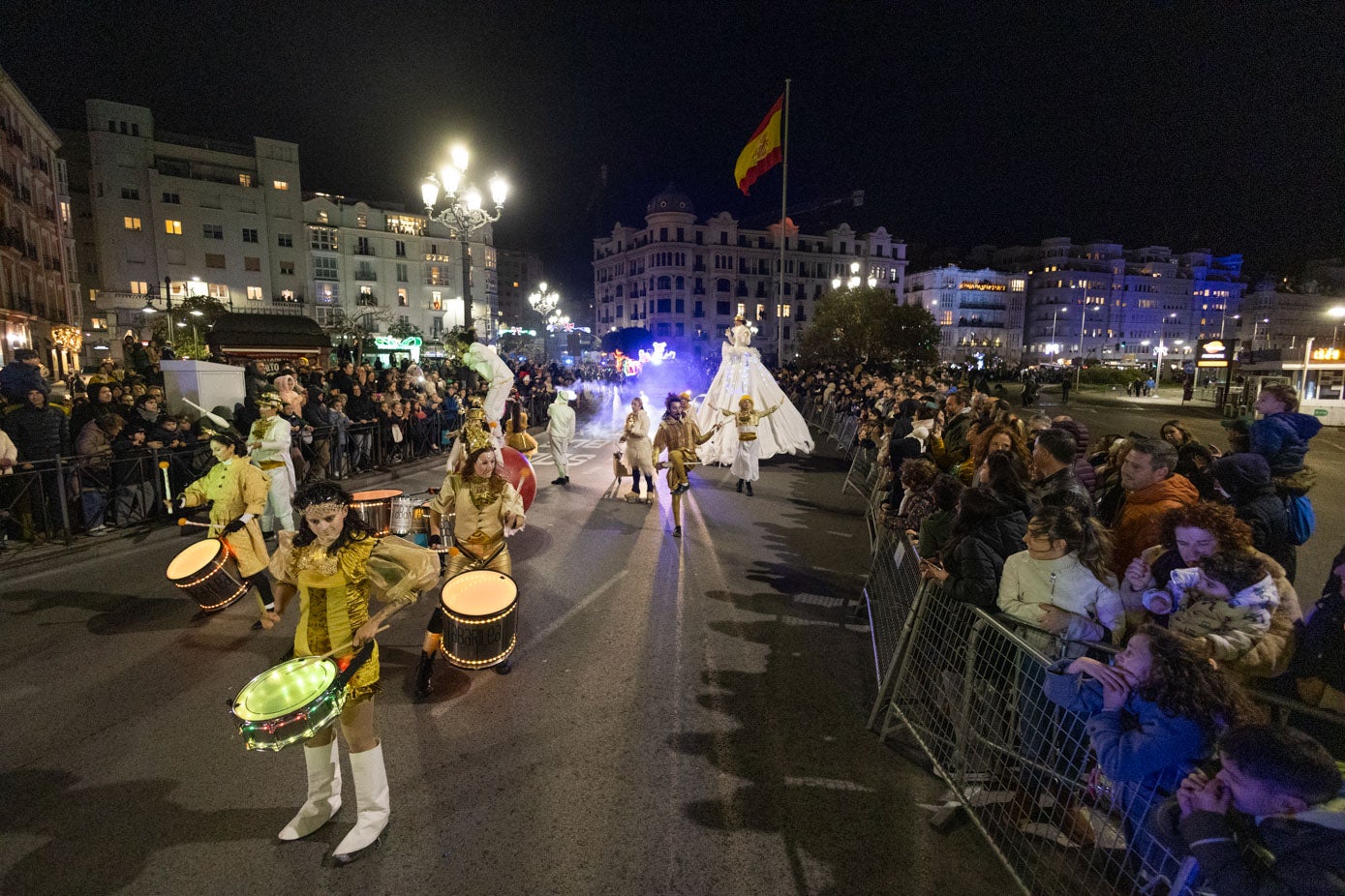 Las once carrozas de la Cabalgata estuvieron acompañadas por numerosos pasacalles y por las escuelas de baile, que amenizaron el evento con su música.