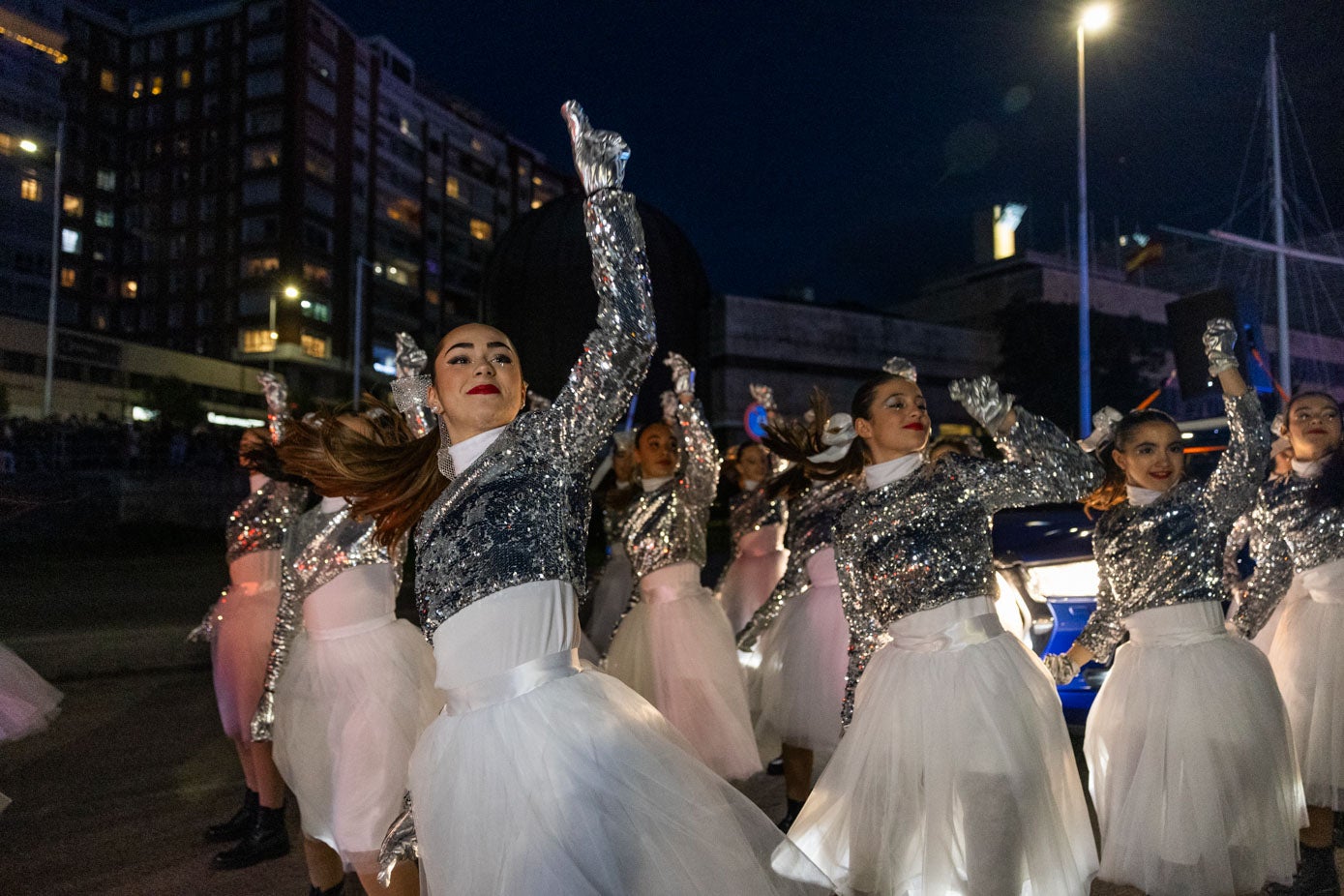 Las escuelas de baile, con llamativos trajes, hicieron sus coreografías durante todo el recorrido, animando a los asistentes a seguir sus pasos.