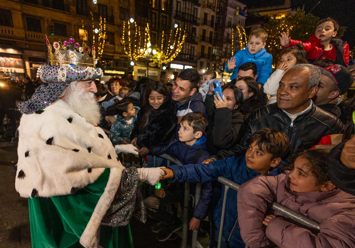 Melchor saluda a un grupo de niñas en Santander.