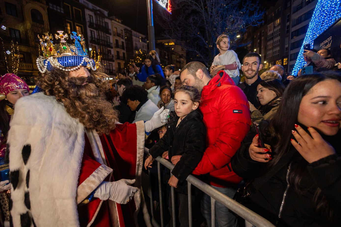 Gaspar llega a la plaza del Ayuntamiento y saluda a los niños antes de subir al balcón para dirigirles unas palabras.