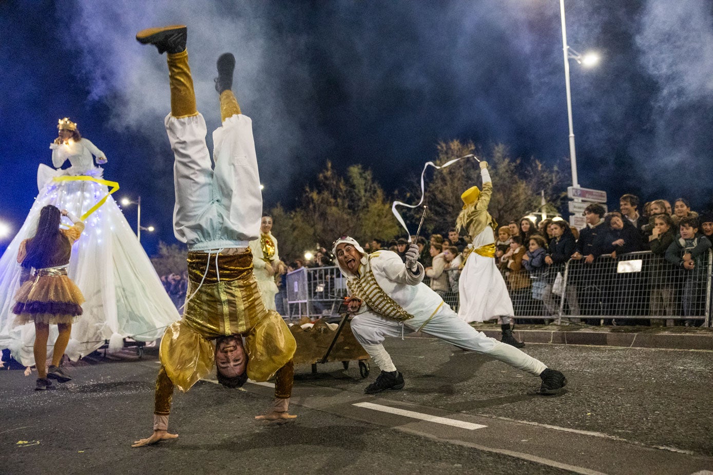 Uno de los pasacalles del desfile, con acrobacias, bailes y gigantes, a su paso por el Paseo Pereda.