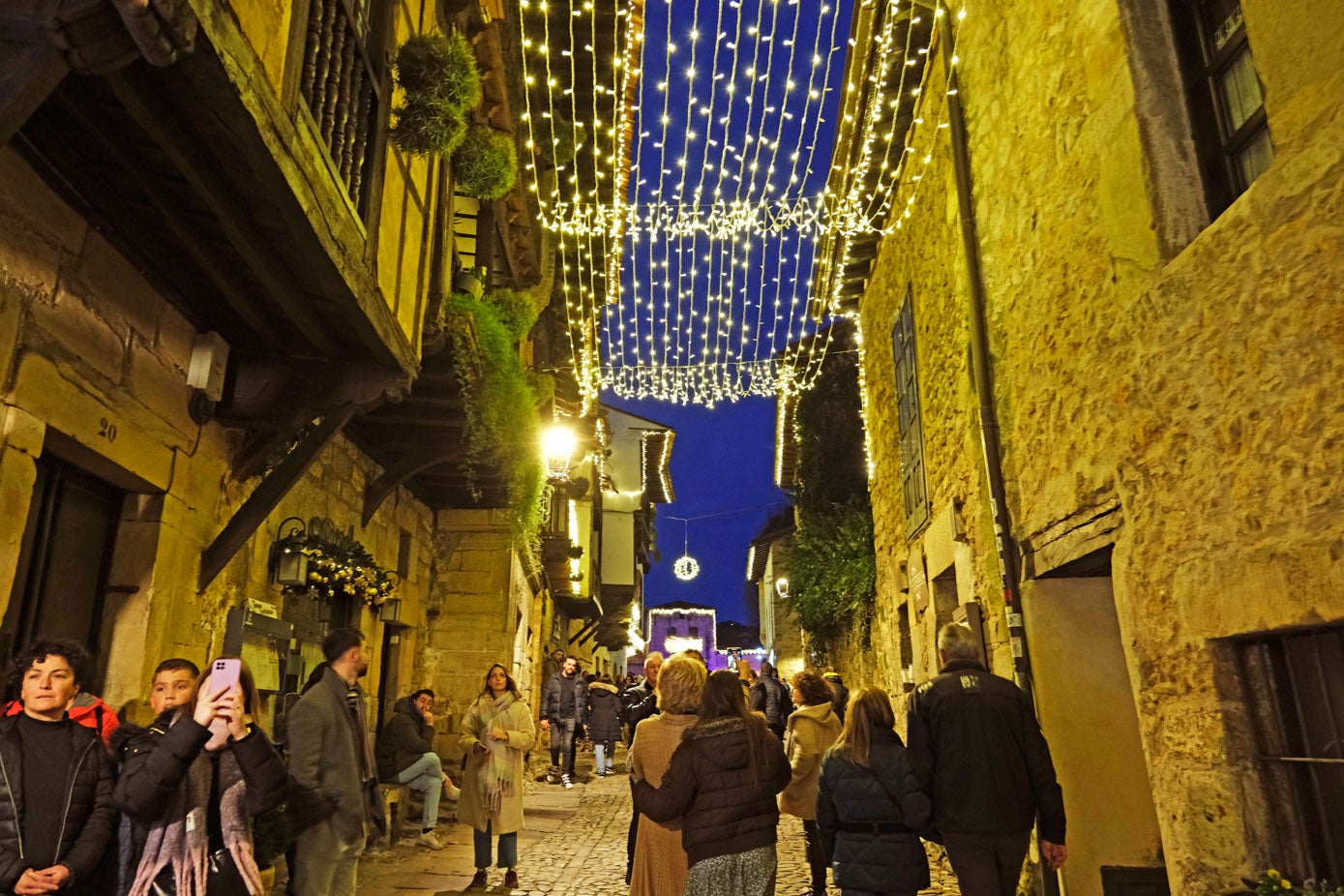 Iluminación en las calles de Santillana.