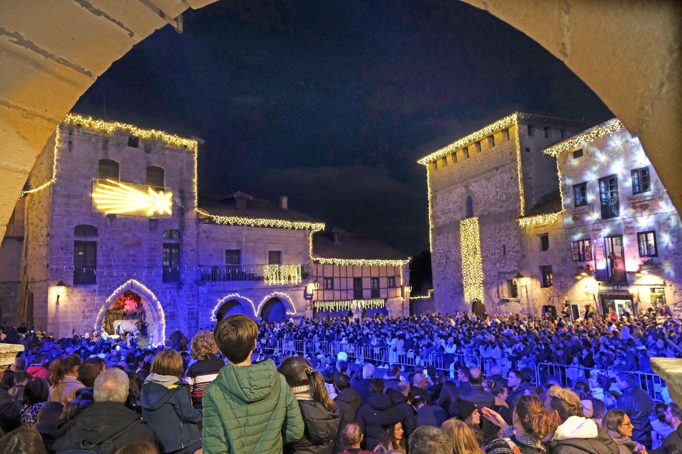 La cita atrajo a una gran multitud.