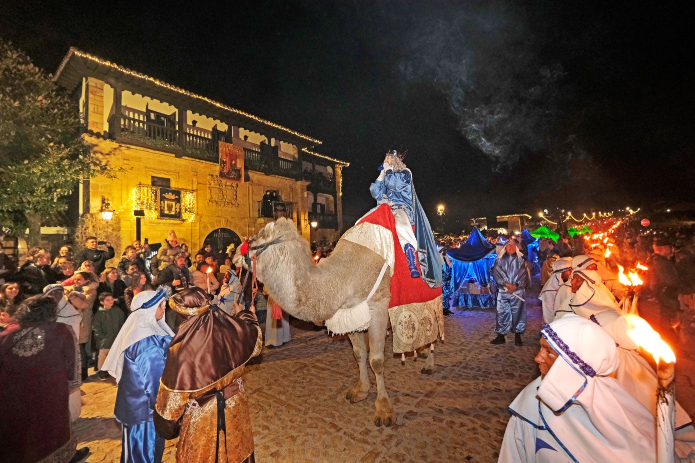 Gaspar con su camello por las calles de la villa.