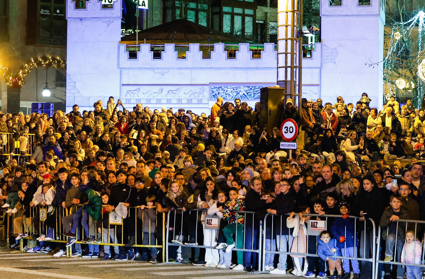 Numeroso público espera la llegada de la cabalgata.