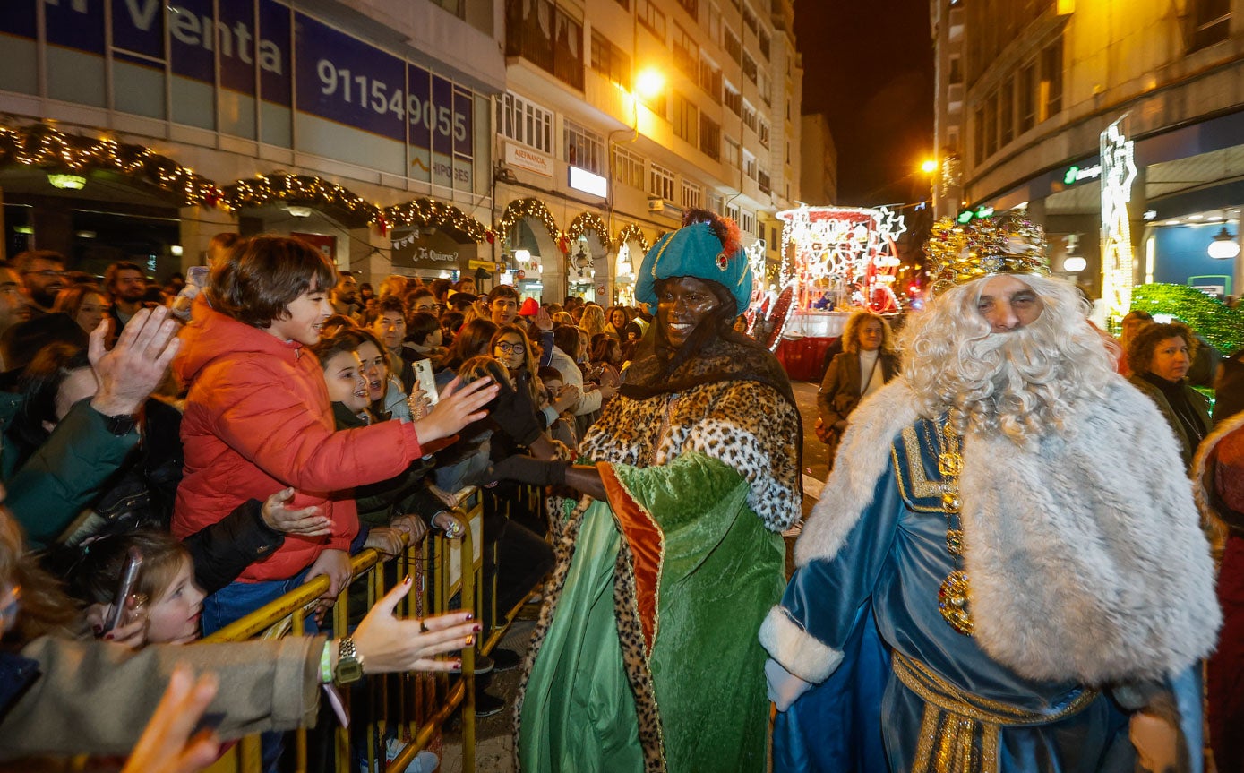 Melchor y Baltasar saludan a los niños