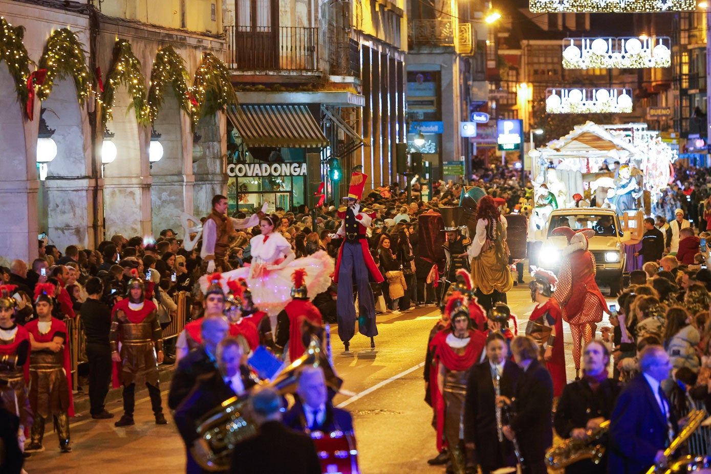 Más de 300 personas formaban los pasacalles.