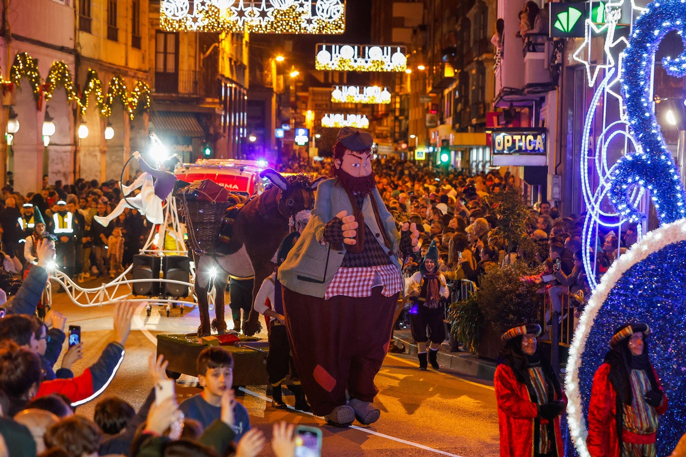 Torrelavega, un desfile adaptado al viento