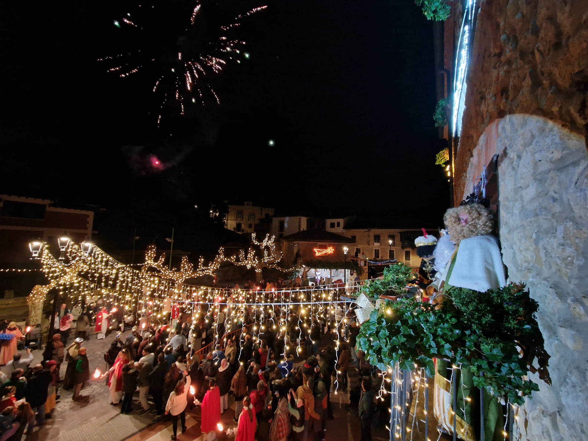 Los reyes se subieron al balcon a saludar a los asistentes