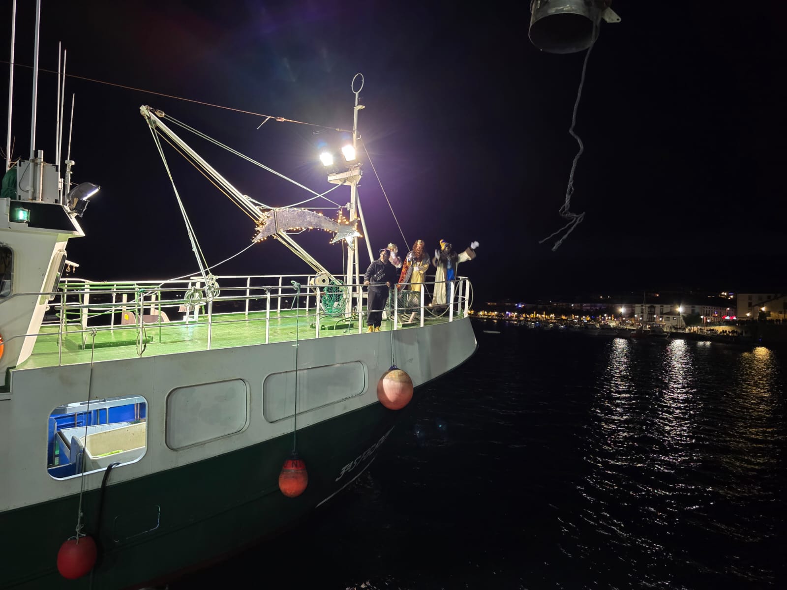 En San Vicente de la Barquera las buenas condiciones del mar permitieron que sus Majestades los Reyes Magos llegasen puntualmente a bordo del pesquero Hermanos Peñil. Fueron recibidos por cientos de niños mientras sonaba la sirena que sólo se deja oír en los grandes acontecimientos de la villa.