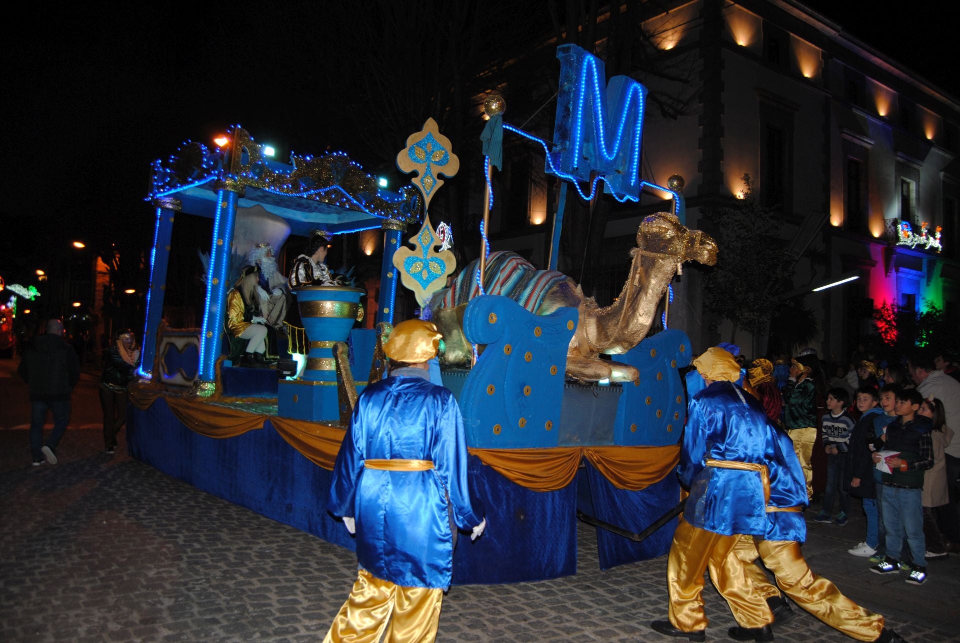 Escoltados por los pajes reales, emprendieron un desfile que tuvo su primera parada en la iglesia donde realizaron una ofrenda al niño Jesús