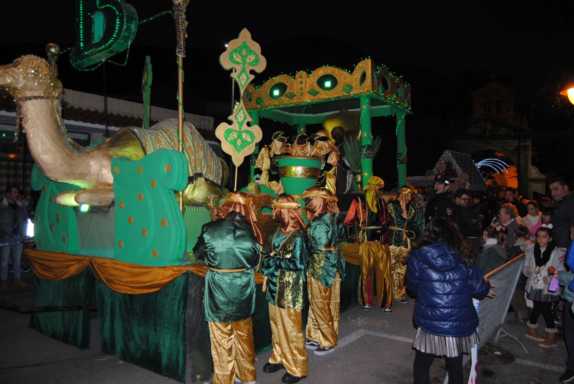 La ilusión se ha desbordado en las calles de Santoña al ver pasar a los Reyes Magos sobre sus brillantes carrozas