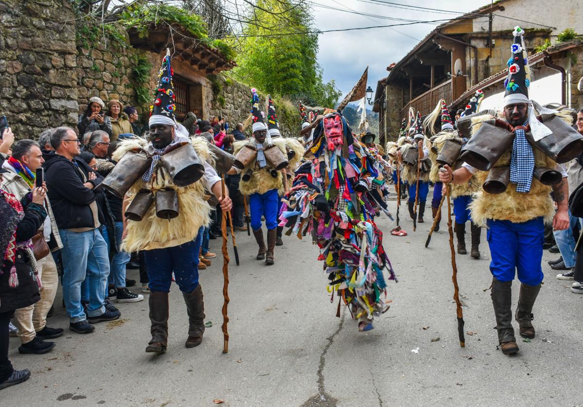 La Vijanera reinó en las calles y barrios de Silió.