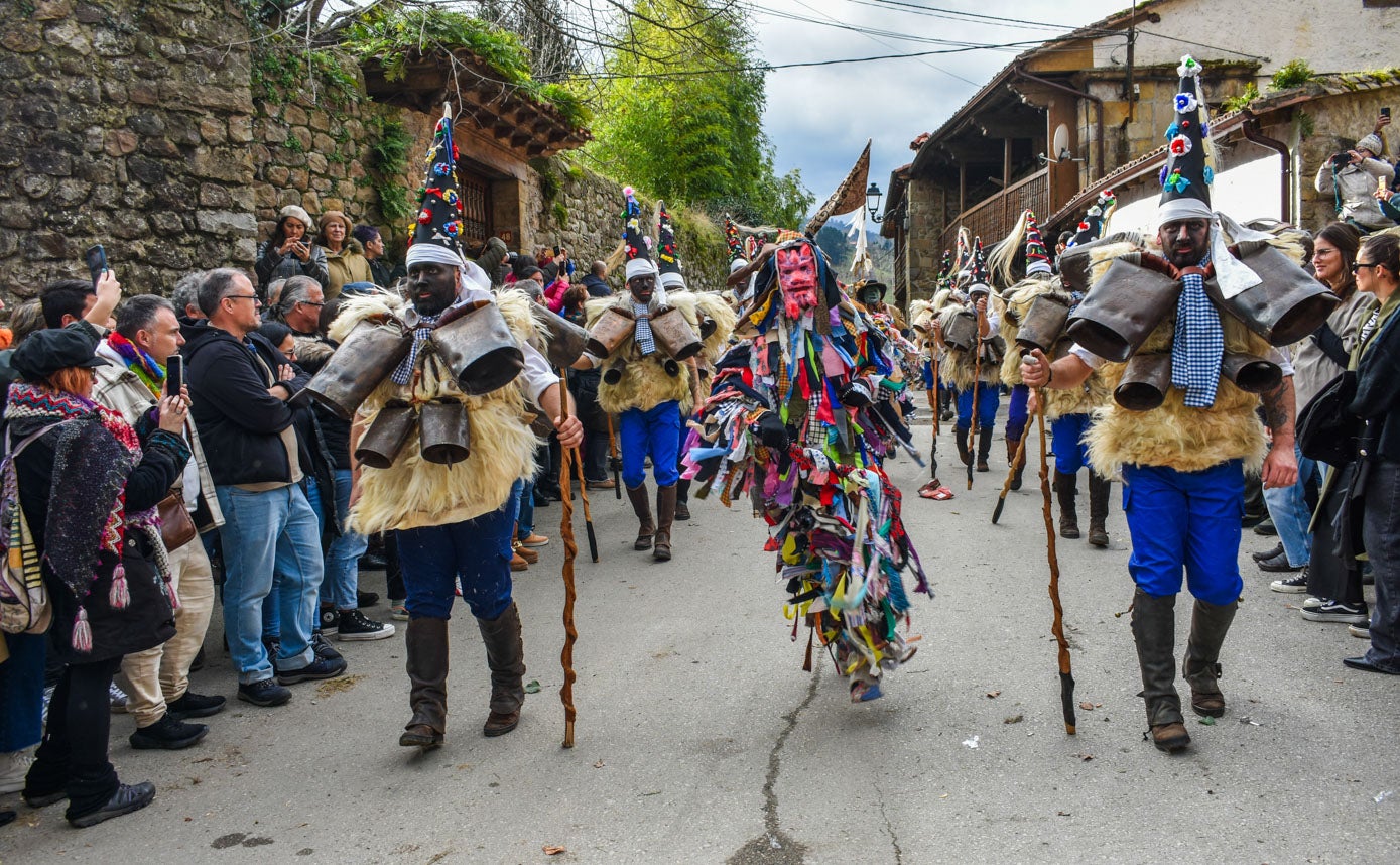 Los zarramacos fueron marcando el camino de la larga comitiva.