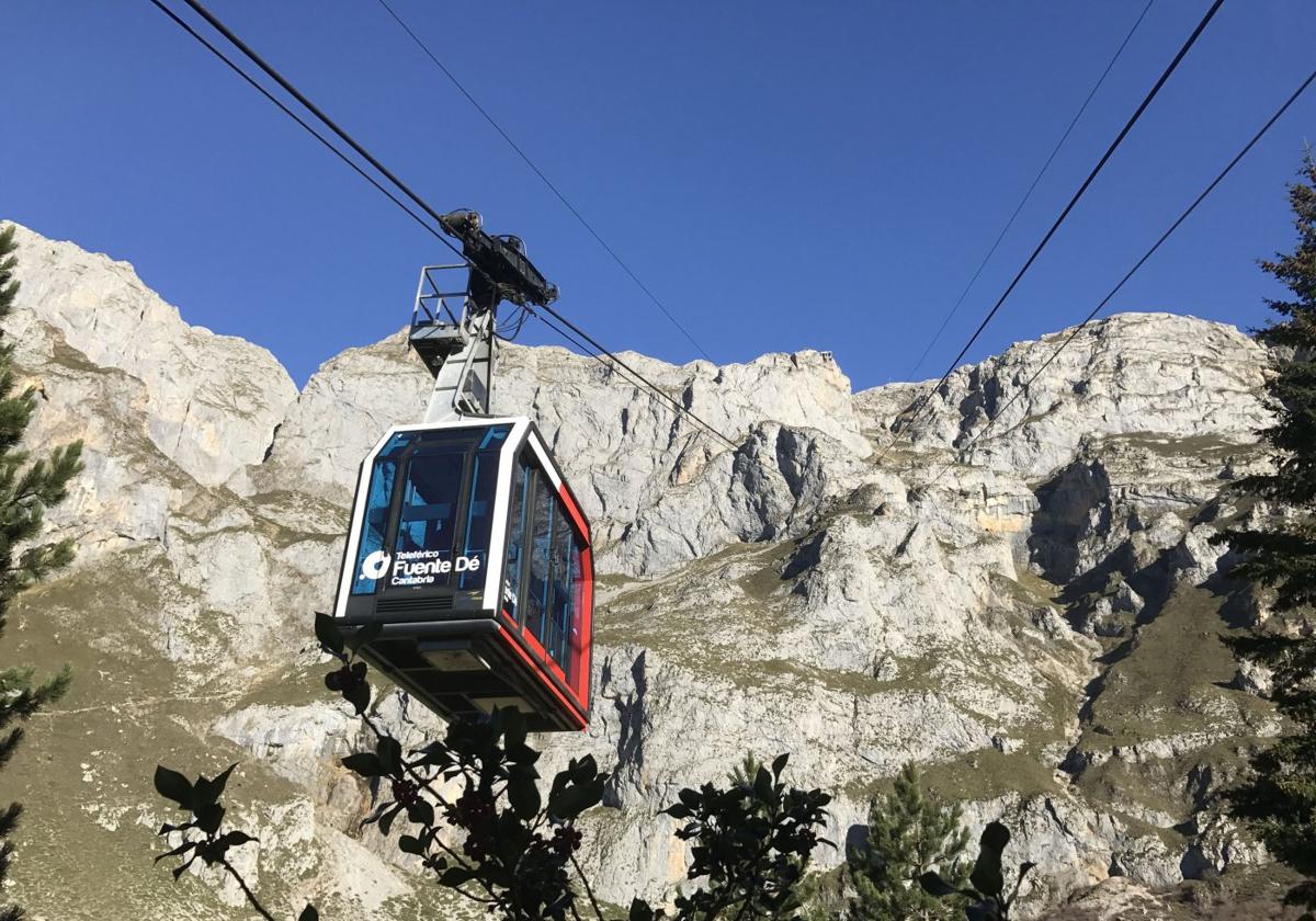 El teleférico de Fuente Dé, en plena ascensión.