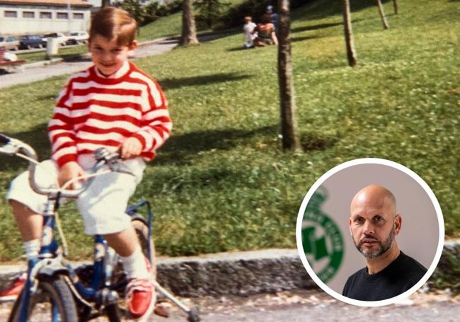 El entrenador, con una bici que también le regalaron.