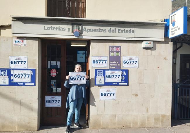 Carlota Pérez muestra el número agraciado en la administración de lotería de Potes