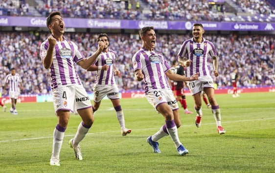 Víctor Meseguer (a la izquierda) celebra un tanto con el Real Valladolid.