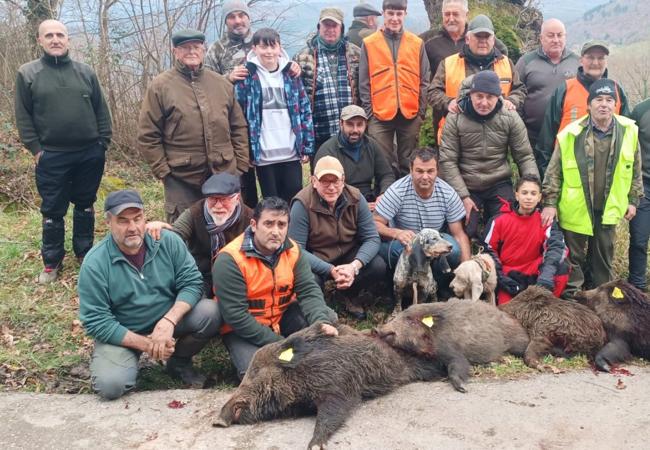 Cuadrilla 23, dirigida por Segundo Polanco, con los cuatro jabalíes cazados en Fresneda Gesía.