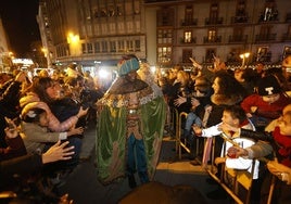 Los Reyes saludan a los niños en su llegada a la ciudad, este pasado domingo, en Torrelavega.