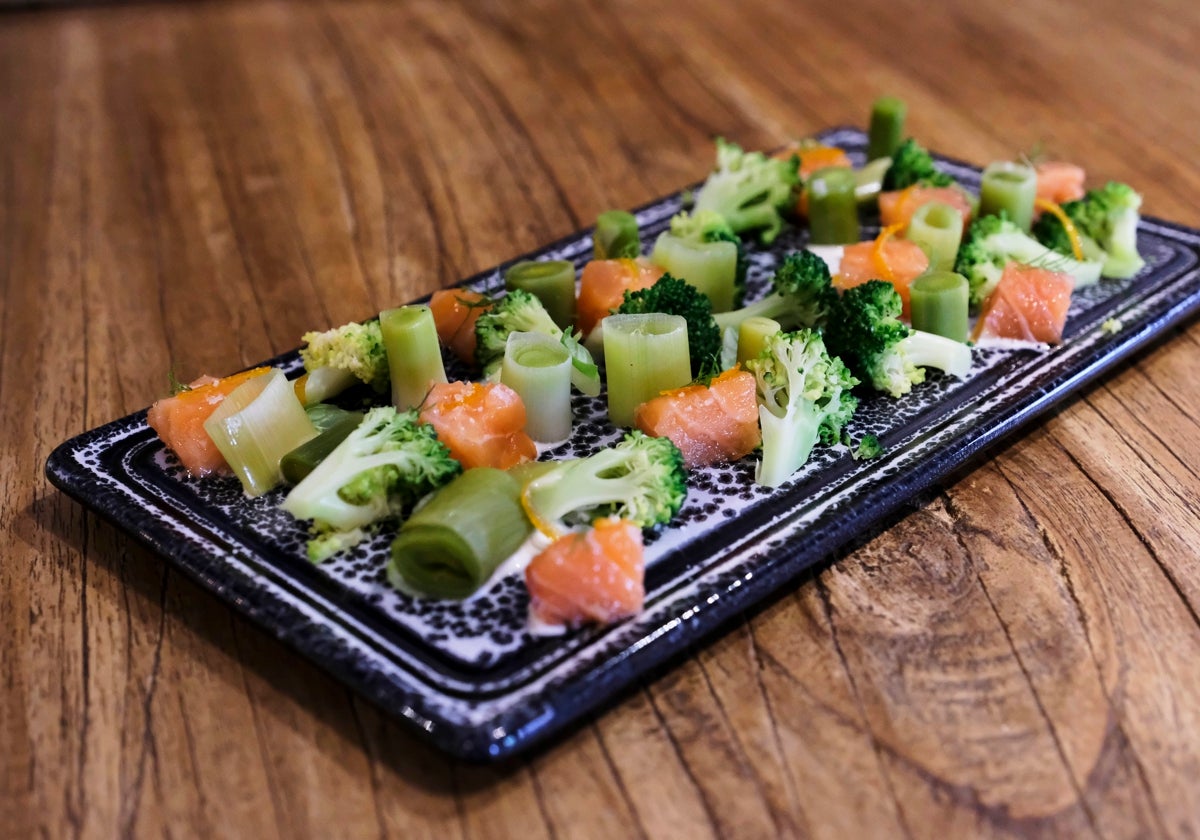 Plato de puerros, brócoli y salmón.