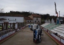 Trabajos de colocación de la bolera cubierta de Arce.