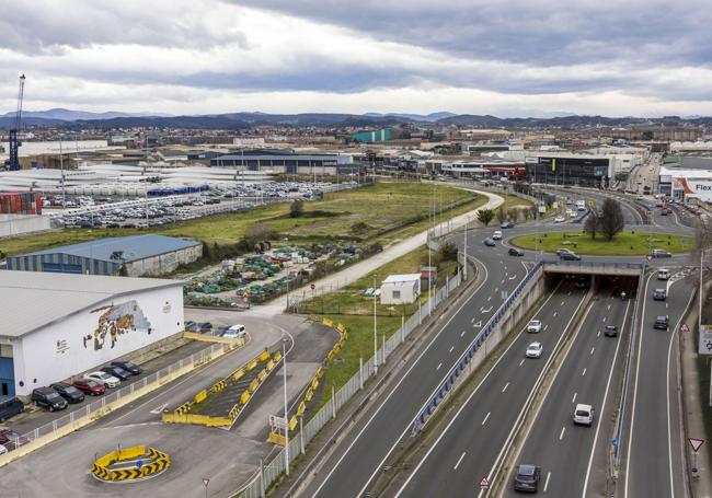 Vista de los terrenos en los que se pretende levantar el aparcamiento de La Marga, que pertenecen al Puerto.