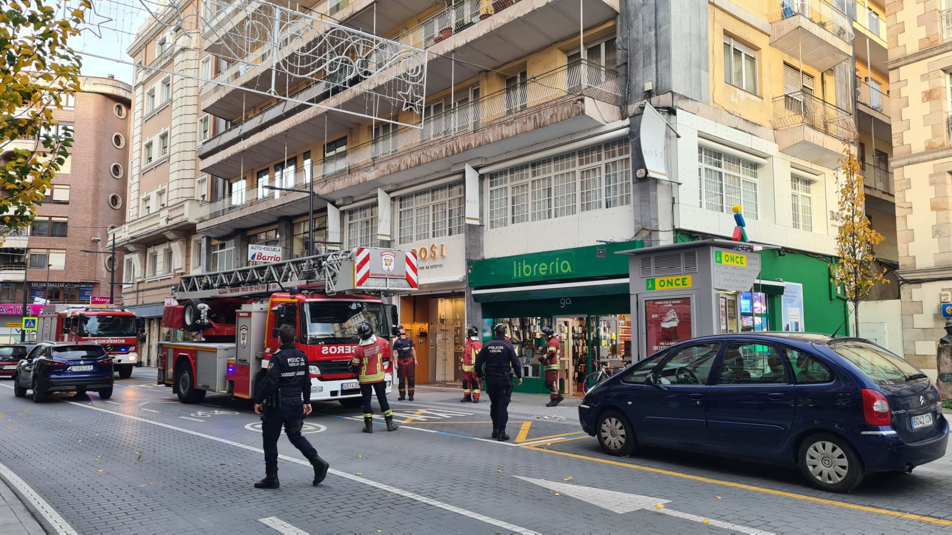 Edificio del que se cayeron los cascotes, situado en la calle Julián Ceballos, a la altura de Cuatro Caños, en Torrelavega.