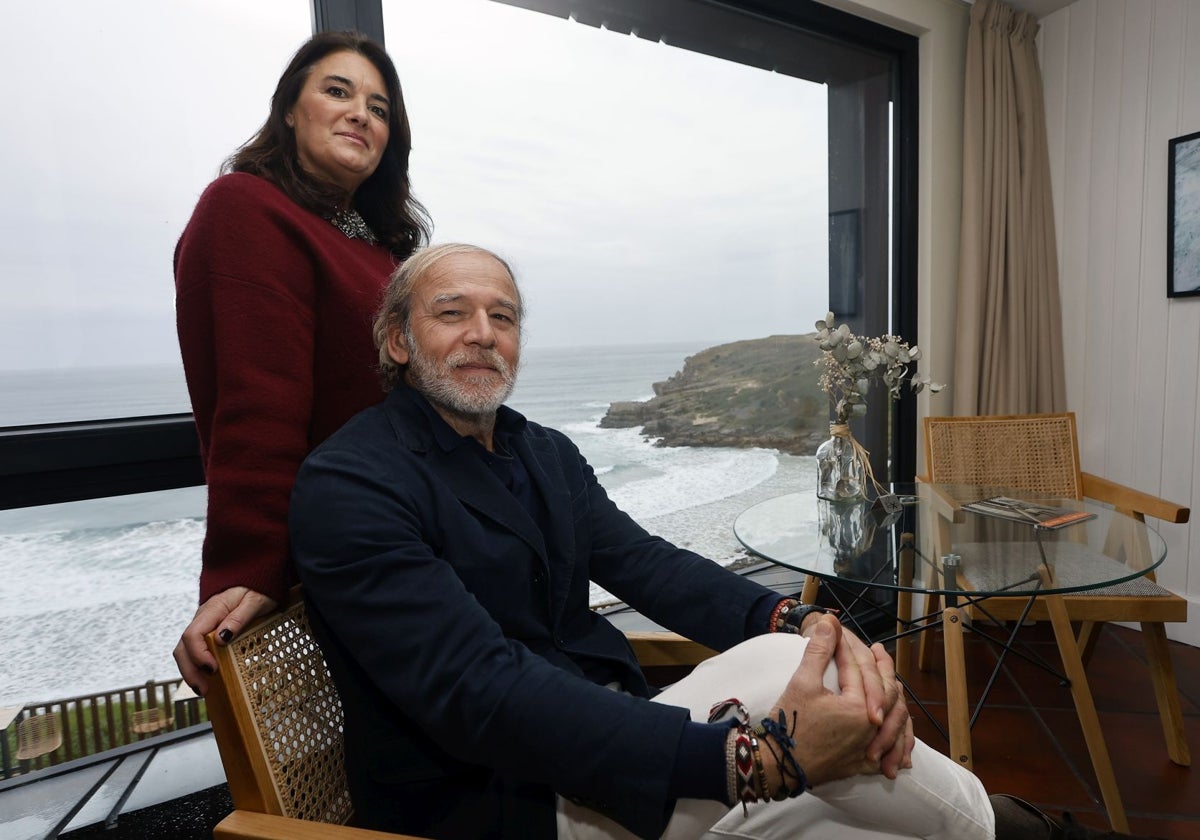 Patricia y Javier, en el Castillo de Los Locos, uno de los negocios que dirigen en Suances.