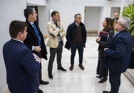 Miguel Ángel Vargas, Tomás Dasgoas, Enrique Conde, Carlos Augusto Carrasco, Paula Fernández y Pedro Hernando, ayer en el Parlamento.