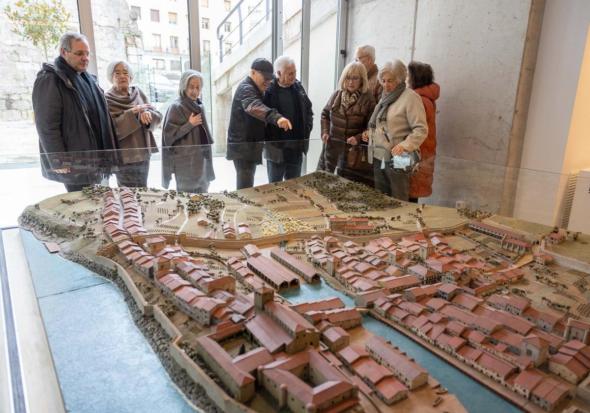 Un grupo de vecinos, este jueves, durante la inauguración del Bastión de la Catedral.