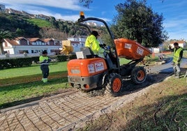 Trabajos de pavimentación de la senda de La Ribera.