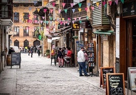 La calle de los Arzobispos de Comillas, una de las zonas con más comercio.