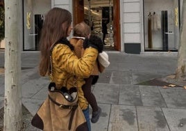 María Pombo luce el bolso 'Pereira' de la firma Mauska.