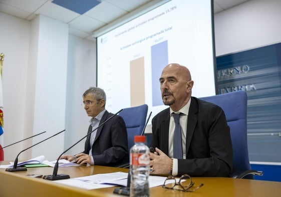 El consejero de Salud, César Pascual, junto al gerente del SCS, Luis Carretero, ayer en rueda de prensa.