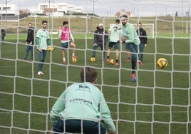 Ezkieta dispara a la derecha de Javi Castro.