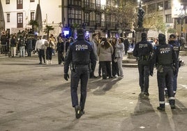 Policías Locales vigilan el centro de Santander en una noche de esta pasada Navidad.