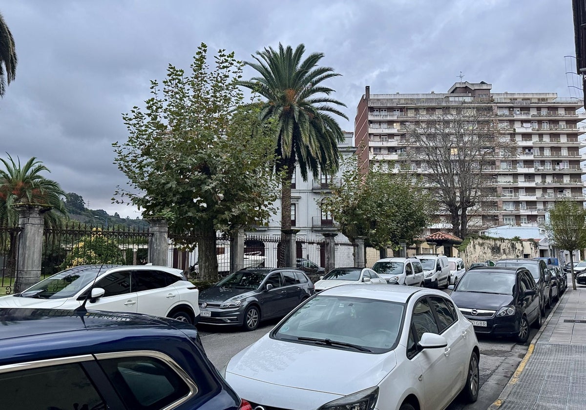 Coches estacionados en el centro de Laredo.